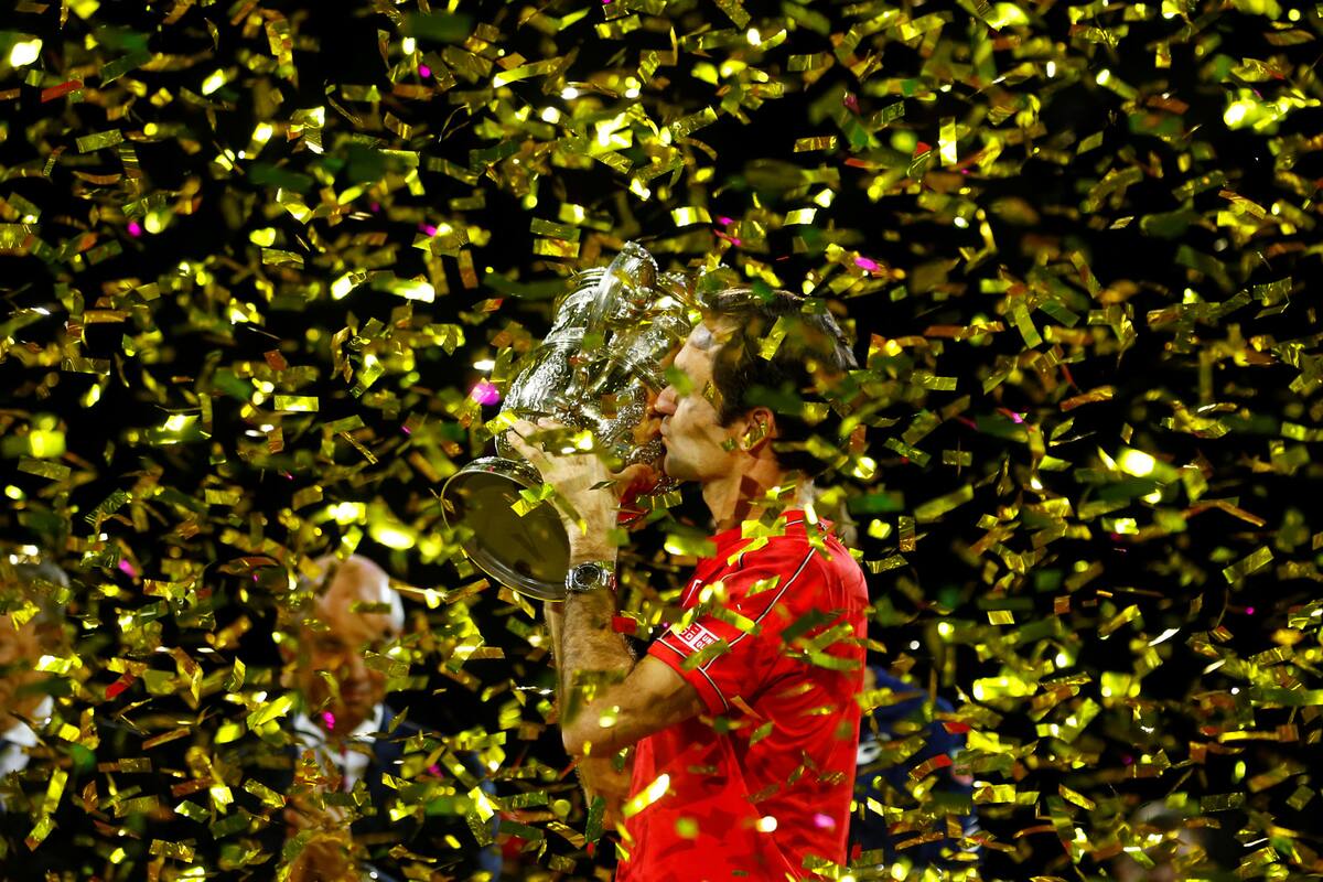 Federer, el trofeo y los papelitos: una escena repetida en Basilea.