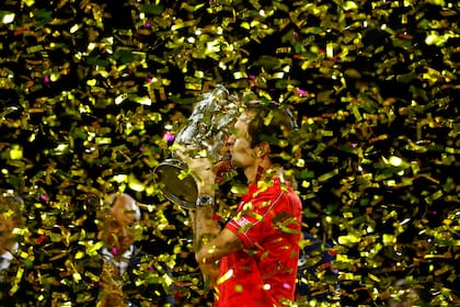 Federer, el trofeo y los papelitos: una escena repetida en Basilea.