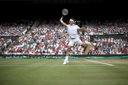 Federer impactando un revés en Wimbledon 2017: nunca nadie tuvo una técnica tan elegante como la del suizo