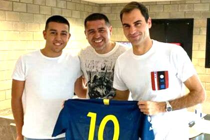 Federer recibió la 10 de Boca de parte de Riquelme.