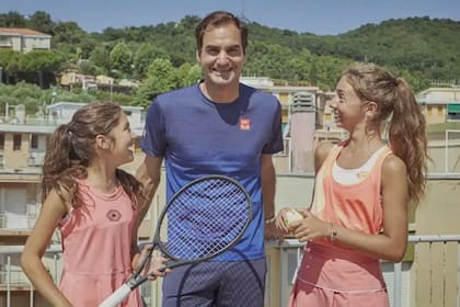 Federer sorprendió a Vittoria y Carola, las dos jovenes tenistas italianas que se viralizaron durante la cuarentena