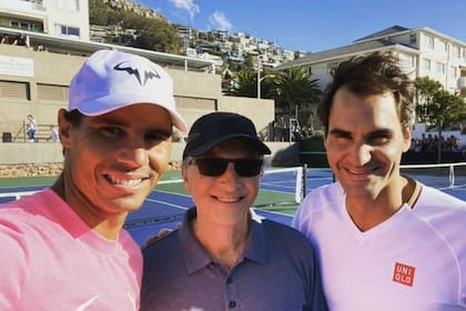 Federer y Nadal junto a Bill Gates. El magnate de la tecnología colabora con en la Fundación del suizo y jugará en dupla con él un partido de dobles antes del evento principal
