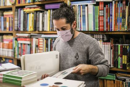 Federico (35). Librería: Rodríguez, Villa Crespo. ¿Qué es lo que más te gusta del oficio? “Todos en mi familia fueron libreros desde mi bisabuelo. Me gusta mucho recomendar”.