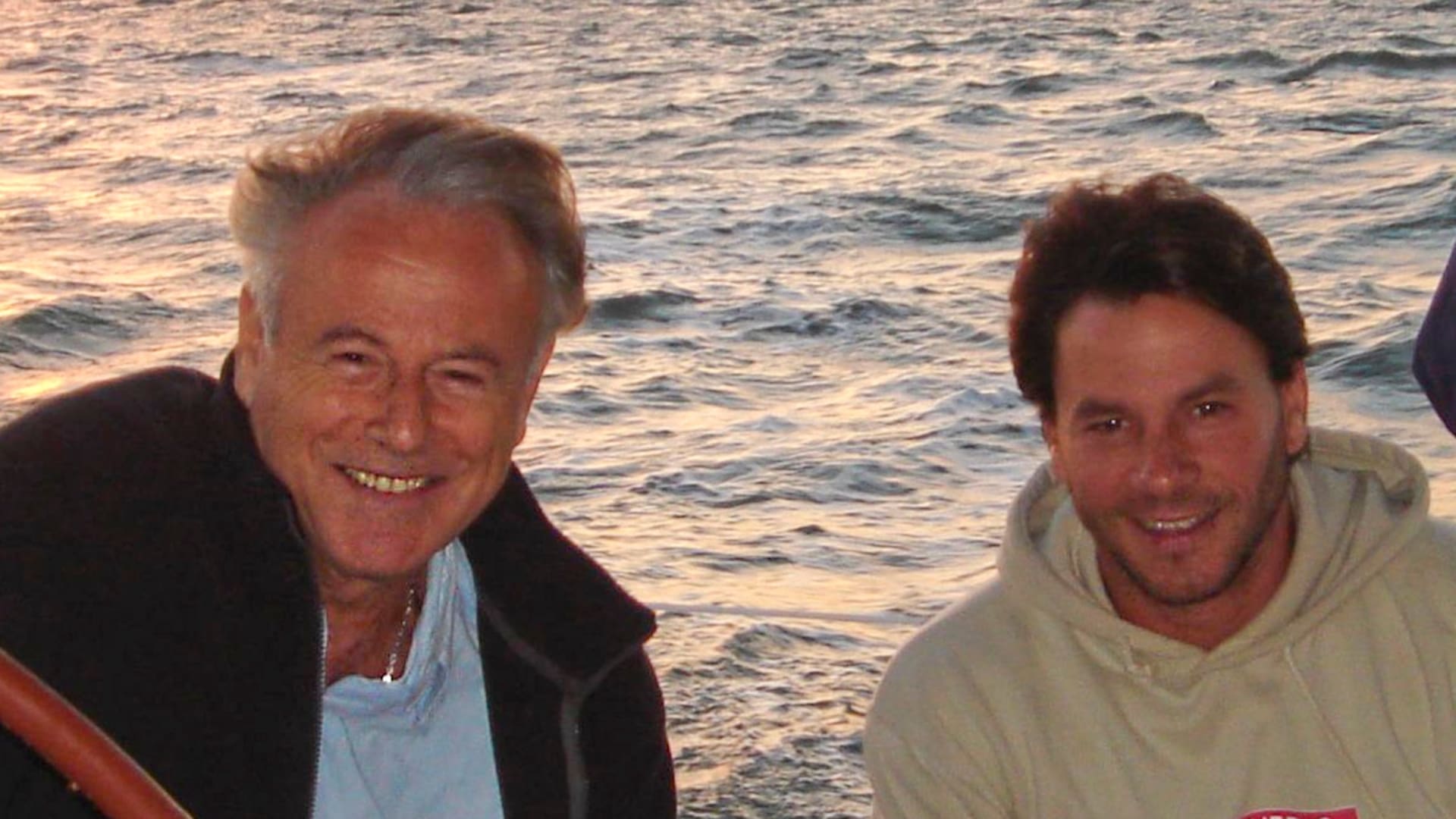 Federico Agardy junto a su padre, Zsolt, durante el cruce del Atlántico a bordo del velero Lorraine, en 2006