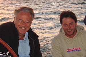 Federico Agardy junto a su padre, Zsolt, durante el cruce del Atlántico a bordo del velero Lorraine, en 2006
