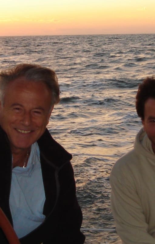 Federico Agardy junto a su padre, Zsolt, durante el cruce del Atlántico a bordo del velero Lorraine, en 2006