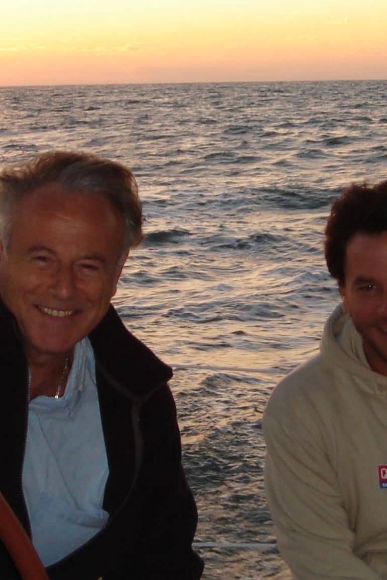 Federico Agardy junto a su padre, Zsolt, durante el cruce del Atlántico a bordo del velero Lorraine, en 2006