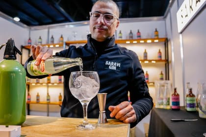 Federico Álvarez en su stand de Saravi Gin