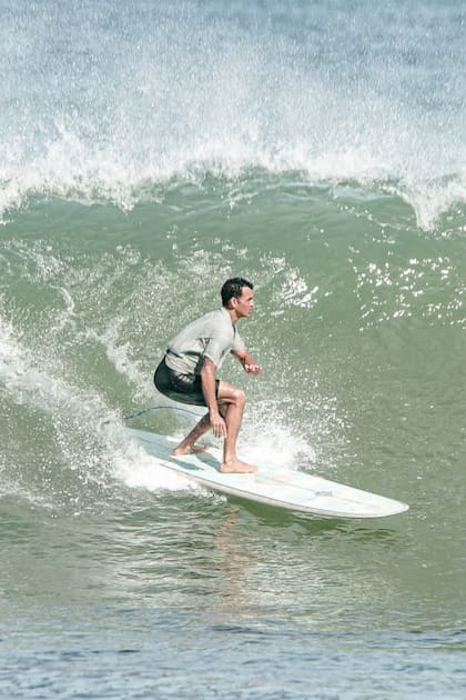 Federico Amores está siempre vinculado al surf.