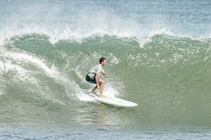 Federico Amores está siempre vinculado al surf.