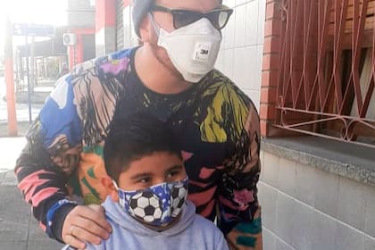 Federico Bal y Dieguito, fotografiados en la puerta de la casa del nene