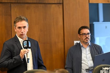 Federico Beligoy, a cargo de la Dirección Nacional de Arbitraje, explicó el funcionamiento del VAR semiautomático a los principales dirigentes de Primera División