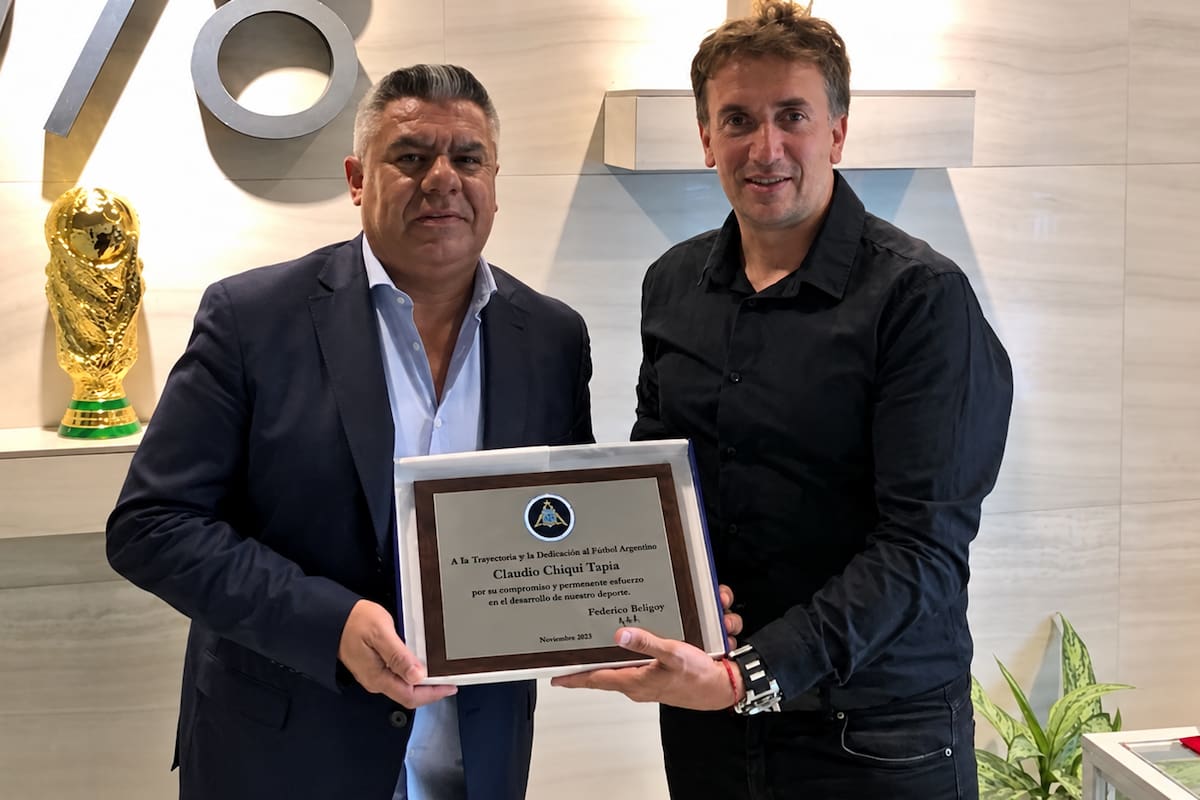 Federico Beligoy, director nacional de Arbitraje, le entrega un reconocimiento a Claudio Tapia, presidente de la AFA, en noviembre de 2023