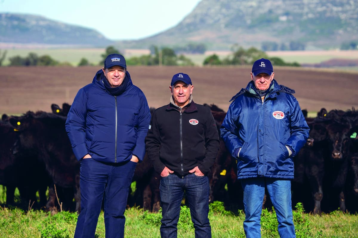 Federico Boglione, propietario de El Volcán; Pablo Veiga, responsable de Ganadería y Carlos Curone, asesor genético