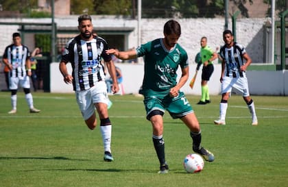 Federico Bravo, uno de los mediocampistas centrales de Sarmiento en el partido ante Central Córdoba