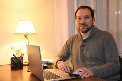 Federico Cánovas es profesor de filosofía en cinco escuelas secundarias de San Juan; junto con 150 de sus estudiantes, armaron un proyecto que busca impactar en su comunidad durante la pandemia; a través de micros educativos radiales, llegan a las zonas de frontera