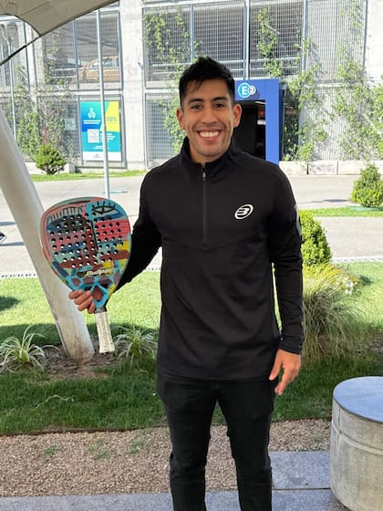 Federico Chingotto fue homenajeado por Bullpadel por su gran año y le otorgaron una paleta intervenida especialmente para él por el artista Milo Lockett