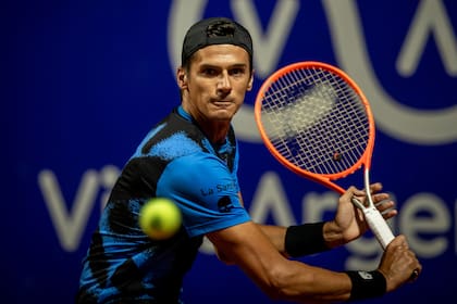 Federico Coria, en acción ante Pablo Cuevas; el rosarino festejó por primera vez en Buenos Aires