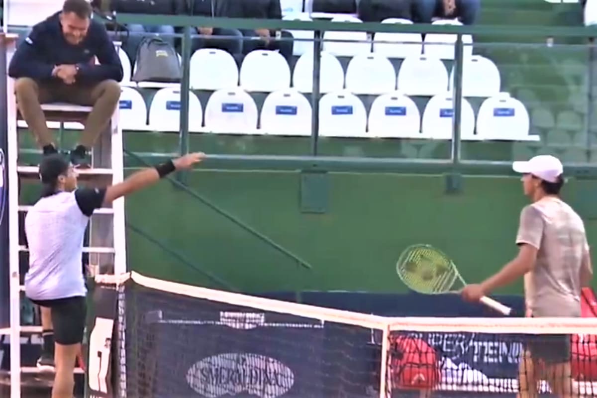 Federico Coria le habla del "dragón" al umpire y Darderi lo escucha sorprendido