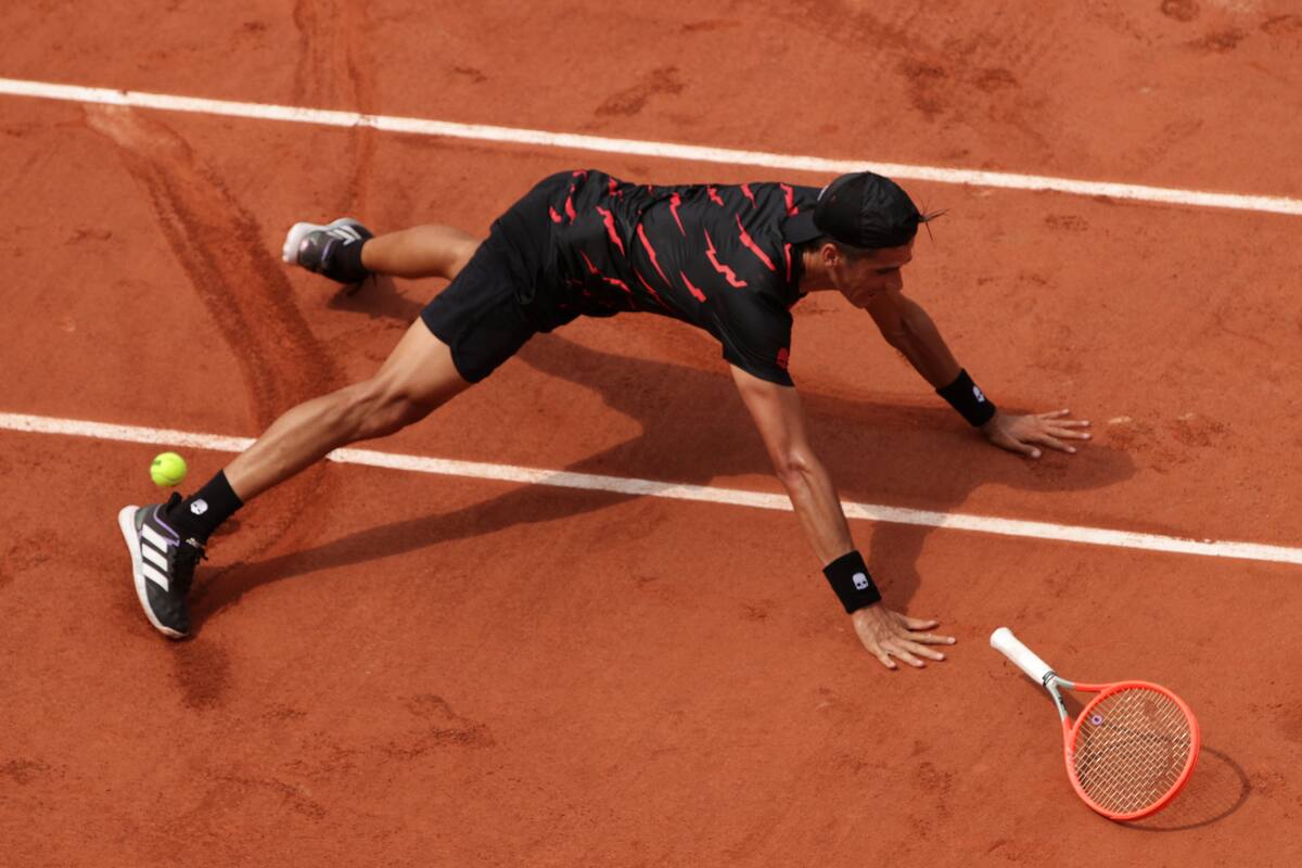 Federico Coria se resbala durante su partido de la segunda ronda contra el italiano Matteo Berrettini