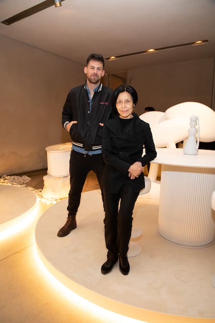 Federico Curutchet, director de la galería W, y la artista Elba Bairon, participante de la muestra "O."