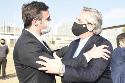 El saludo del intendente de Pilar, Federico de Achával, y Alberto Fernández