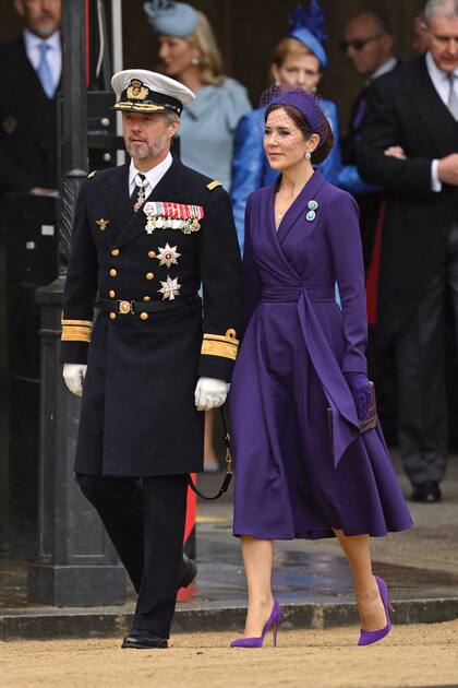 Federico de Dinamarca y su mujer, la princesa Mary, que también apostó por un look monocromático, con abrigo de Le Schmidt.