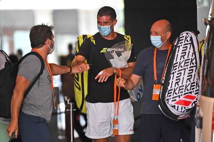 Federico Delbonis deja el hotel antes de una practica en el Melbourne Park