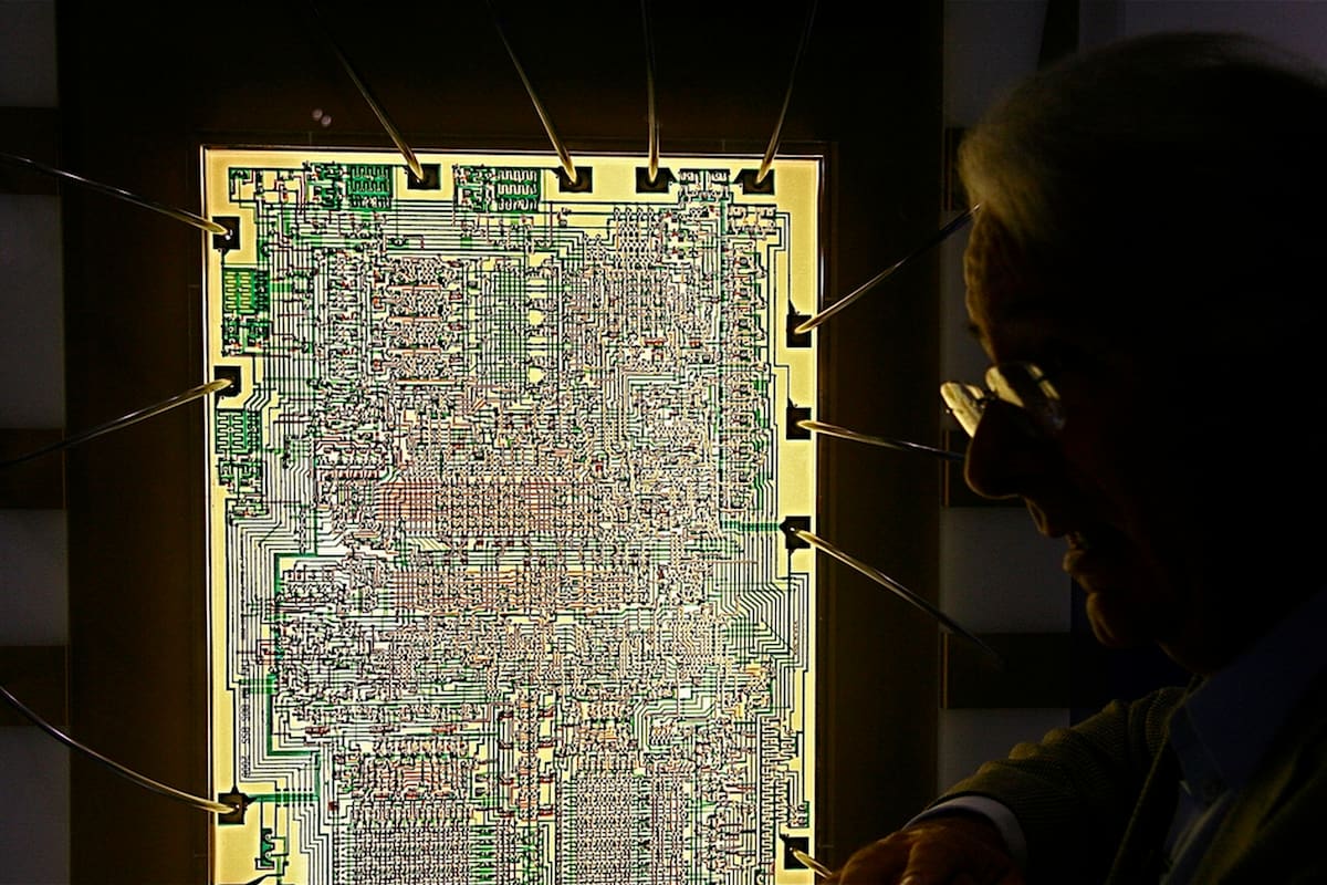 Federico Faggin, el ingeniero detrás del desarrollo del chip Intel 4004, posa con el diseño utilizado por la calculadora de la extinta compañía japonesa Busicom