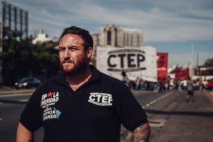 Federico Fagioli milita desde los 17 años en el movimiento piquetero. Hoy forma parte del Movimiento Popular La Dignidad, organización que integra la Unión de Trabajadores de la Economía Popular (UTEP) que lidera Juan Grabois