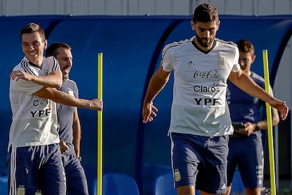 Federico Fazio y Giovani Lo Celso entrenando en Bronnitsy,