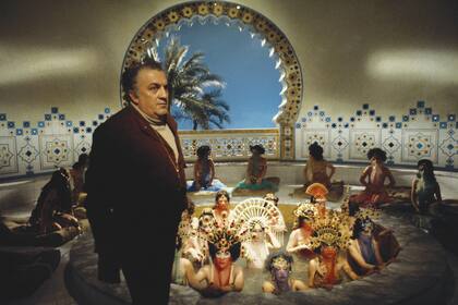 Federico Fellini (1920-1993), durante el rodaje de 'Amarcord' en los estudios Cinecittá, Roma, 1973