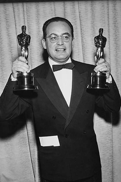 Federico Fellini con sus estatuillas por La Strada, en 1956