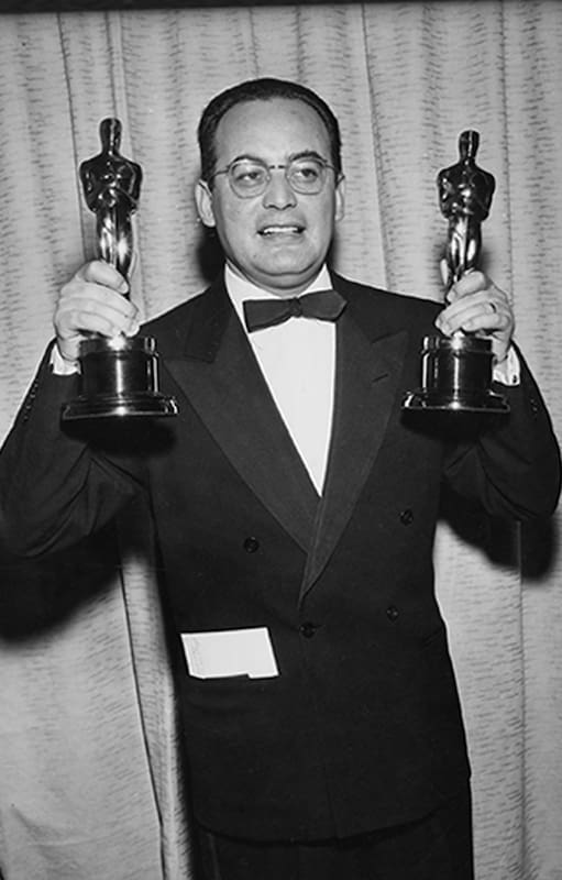 Federico Fellini con sus estatuillas por La Strada, en 1956