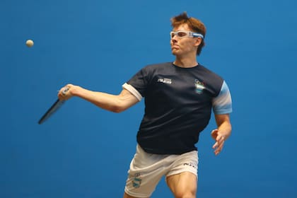 Federico Fernández, en el partido en que cayó ante el mexicano Isaac Pérez en pelota vasca