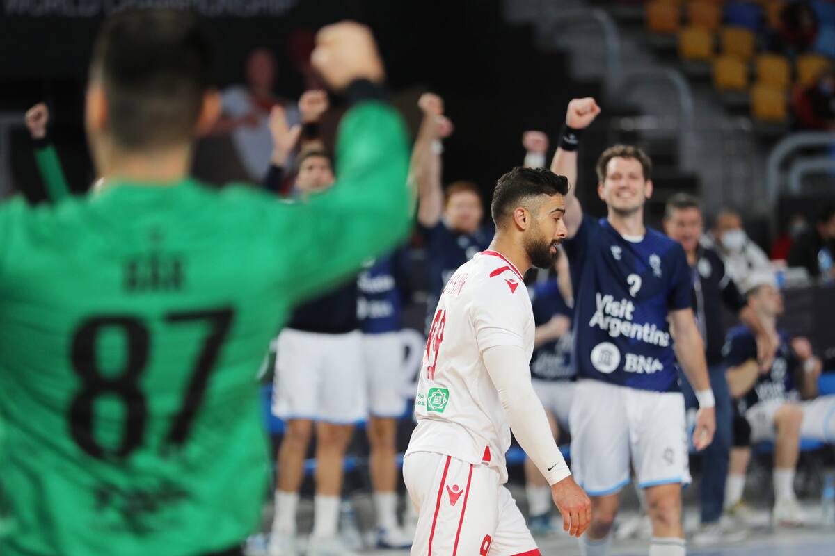 Federico Fernández festeja el triunfo de los Gladiadores ante Bahrein en el Mundial de handball de Egipto
