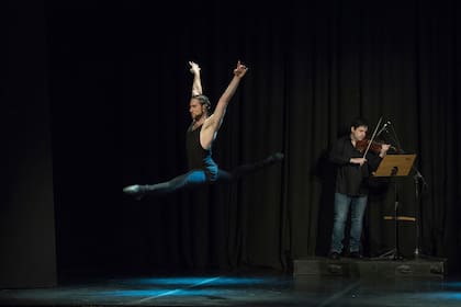 Federico Fernández, primer bailarín del Teatro Colón y director de la compañía independiente Buenos Aires Ballet, en una escena del espectáculo "Resiliencia", disponible por streaming