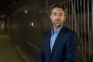 Federico Furiase en la puerta de la Universidad Di Tella