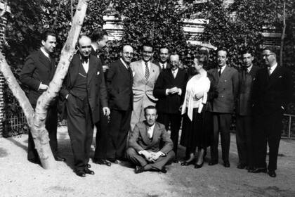 Almuerzo homenaje a la poeta e hispanista francesa Mathilde Pomés; en la foto aparecen Luis Cernuda, Pedro Salinas, García Lorca y, sentado, el poeta Gerardo Diego
