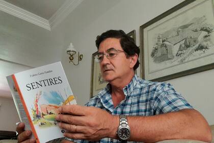 Federico García Hamilton, el escritor tucumano, con un ejemplar de "Sentires", uno de sus libros de poemas