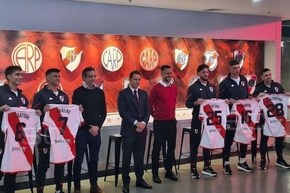 Federico Gattoni, Adam Bareiro, Ignacio Villarroel, Jorge Brito, Martín Demichelis, Jeremías Ledesma, Franco Carboni y Felipe Peña Biafore, en la presentación formal de los refuerzos de River.