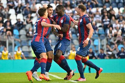 Federico Gattoni, Cristian Zapata y Andrés Vombergar saludan a Adam Bareiro, autor del golazo del triunfo de San Lorenzo en el Bosque.