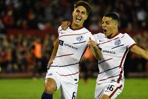 Federico Gattoni y Tomás Silva celebran enloquecidos: el derechazo del defensor número 6 fue impresionante y digno de un festejo así; San Lorenzo derrotó a Newell's en Rosario por la Copa de la Liga Profesional.