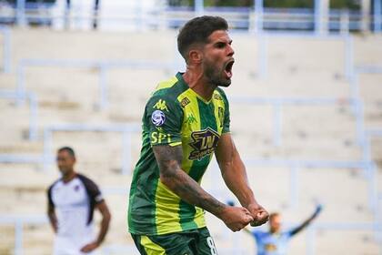 Federico Gino festeja el tanto del 1 a 0 parcial ante Lanús