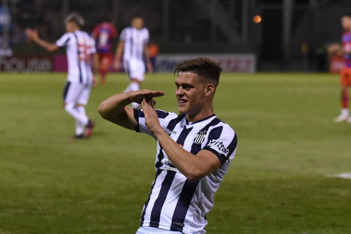 Federico Girotti, que hizo el primer y el último goles de Talleres contra Güemes por la Copa Argentina, marca la T que identifica a su club.