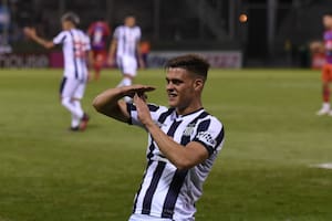 Federico Girotti, que hizo el primer y el último goles de Talleres contra Güemes por la Copa Argentina, marca la T que identifica a su club.