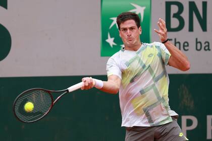 Federico Gómez impacta su poderoso drive durante la victoria ente Aleksandar Kovacevic en la primera ronda de Roland Garros