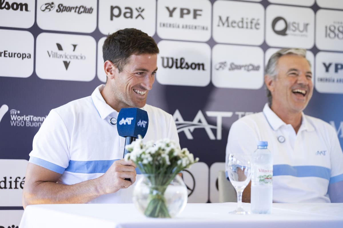 Federico Gómez y Javier Frana, en un momento de distensión en el Tenis Club Argentino de Palermo