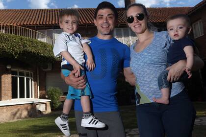 Federico junto a su futura esposa Paula y sus hijos, Ciro y Valentino.