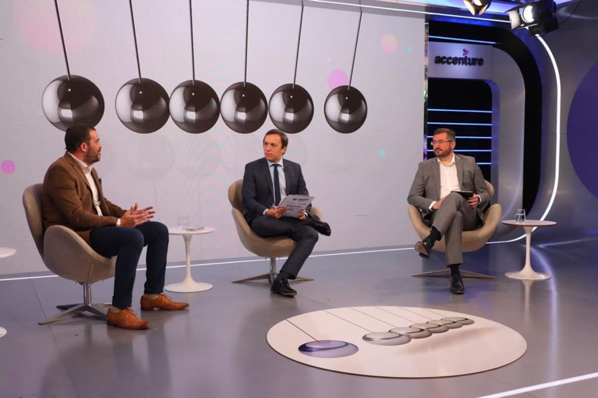 Federico Laborde, gerente general de la terminal de cargas de AA2000 en plena diálogo con el secretario general de la Redacción, José del Río y con Claudio Cunha, country manager de la empresa proveedora de energía renovable, Enel Argentina